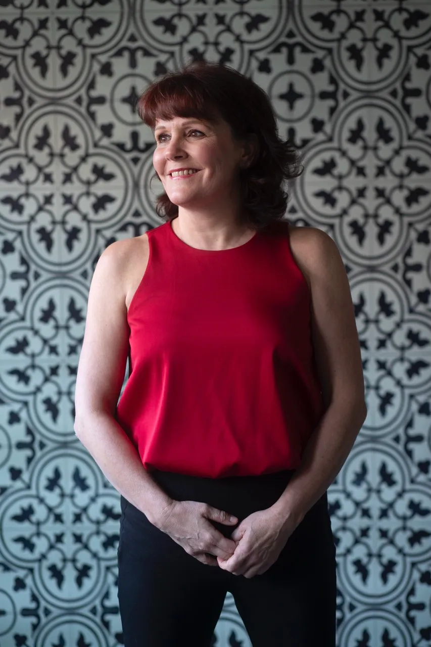 Portret van Natasja Douma in rood